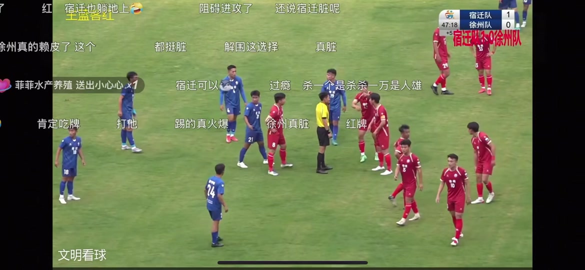 包含精彩足球联赛不容错过，球场上演激烈对抗好戏连连的词条