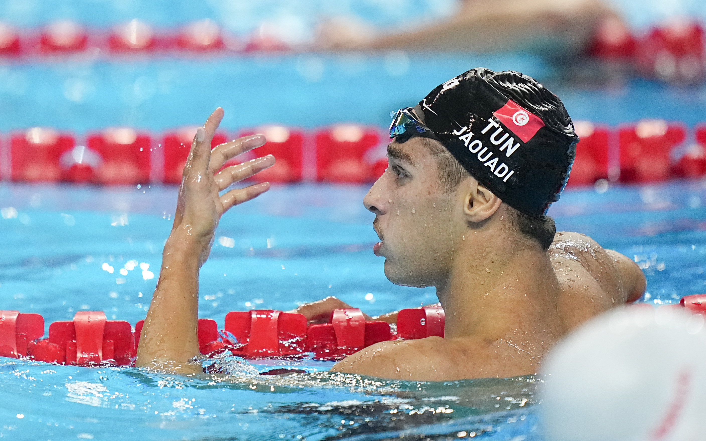 游泳传奇谢幕，球迷泪洒赛场